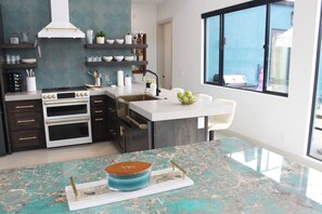Geladeira, micro-ondas, fogão, cooktop