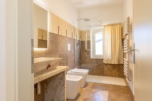 Bruser, hårtørrer, bidet