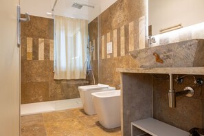 Douche, sèche-cheveux, bidet