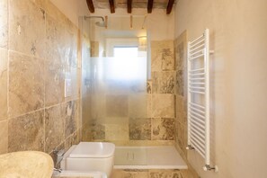 Dusche, Haartrockner, Bidet
