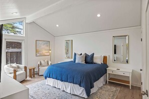 2 soveværelser, skrivebord, strygejern/strygebræt, weekendseng