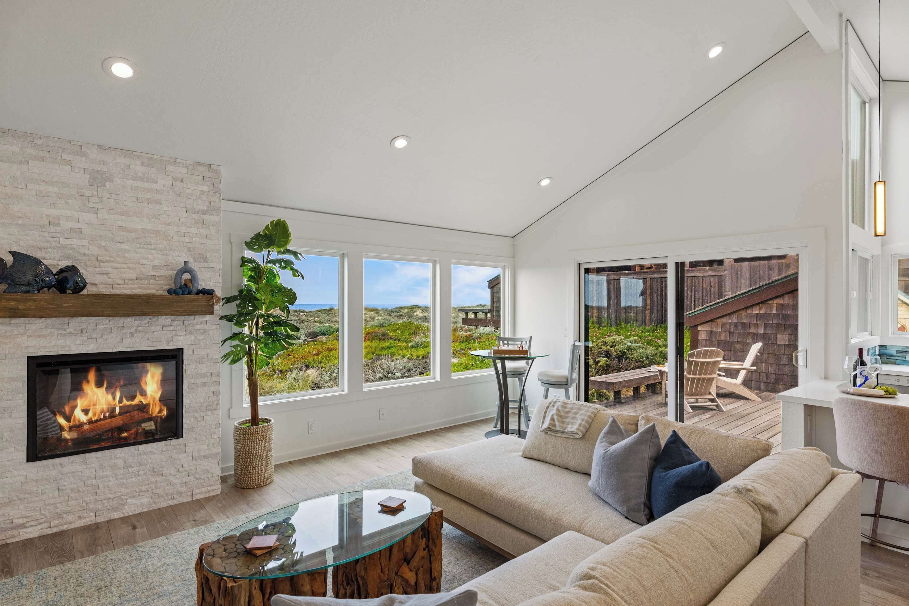 Televisión, chimenea, libros y oficina 