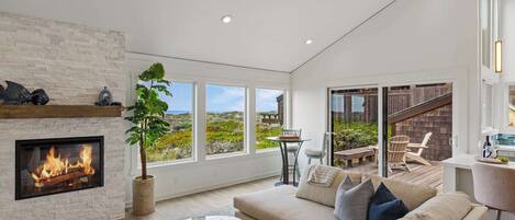 Televisión, chimenea, libros y oficina