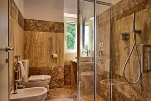 Dusche, Haartrockner, Bidet