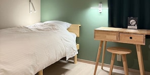 スタンダード 4 人部屋 | デスク、WiFi (無料)、ベッドシーツ