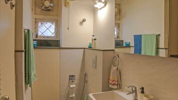 Camera Classic | Bagno | Doccia, asciugamani, sapone, shampoo