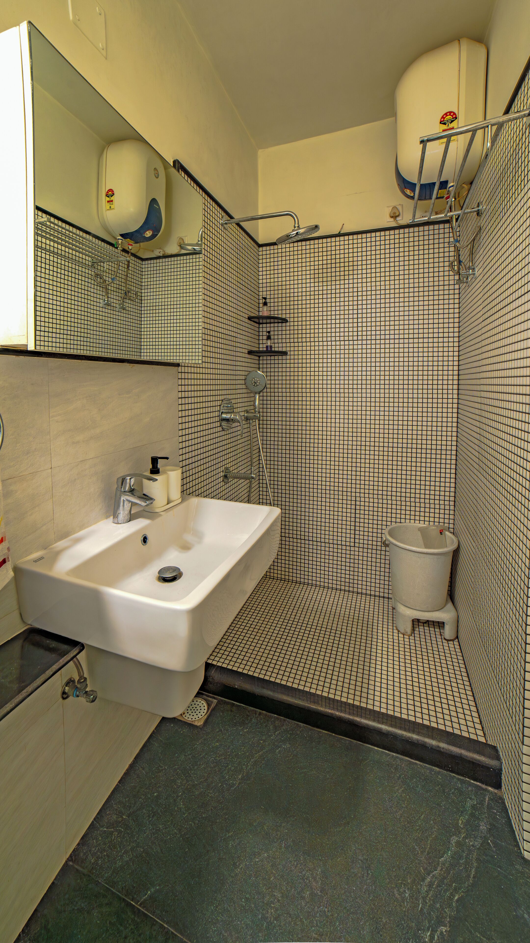 Une salle de bain avec un lavabo blanc, une douche et des toilettes.