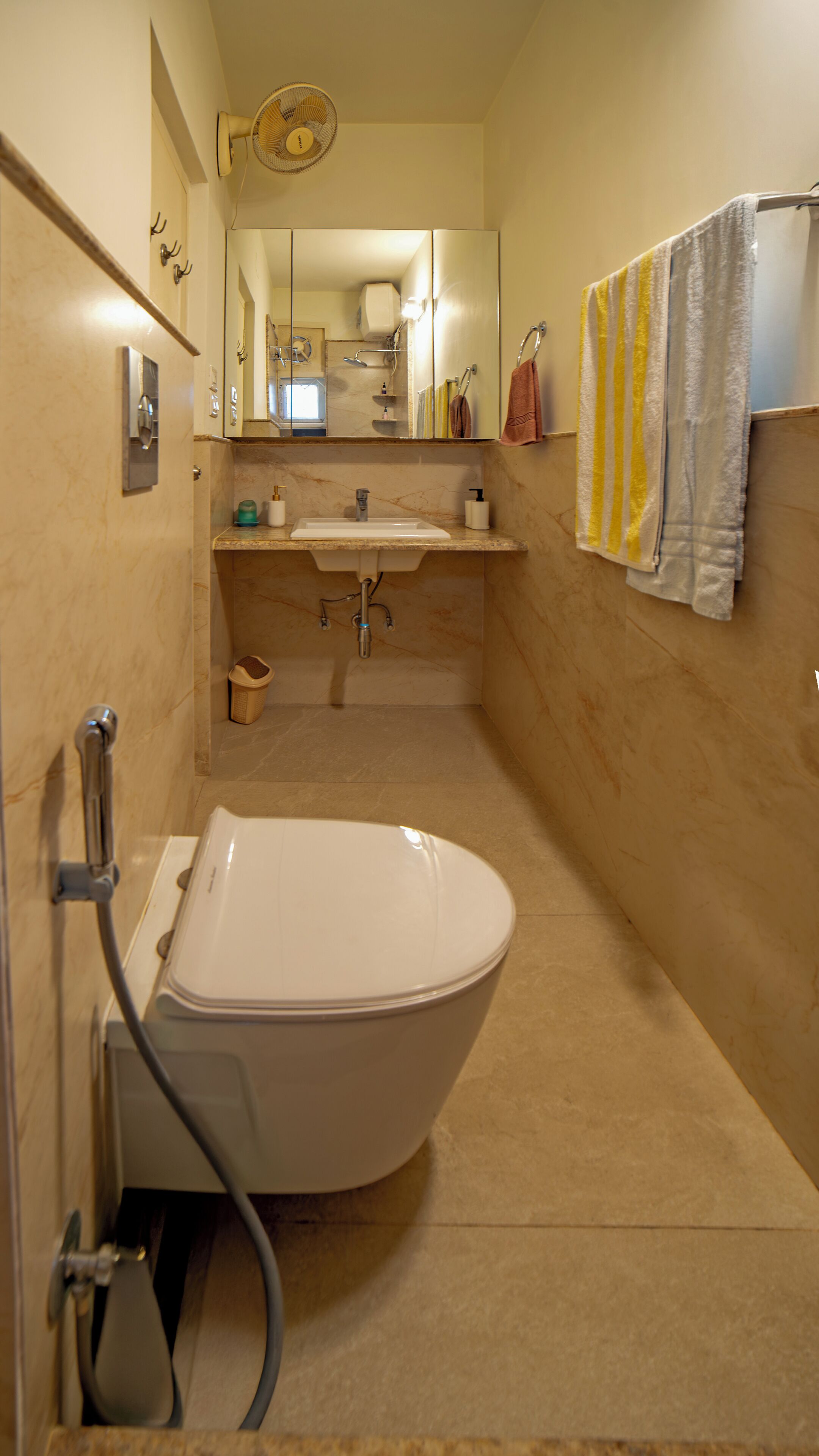 Een badkamer met toilet, wastafel en douche.
