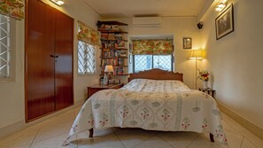 Classic Room | Iron/ironing board, free WiFi - Yellowbrick-Calcutta's Freshest BnB (Kolkata)