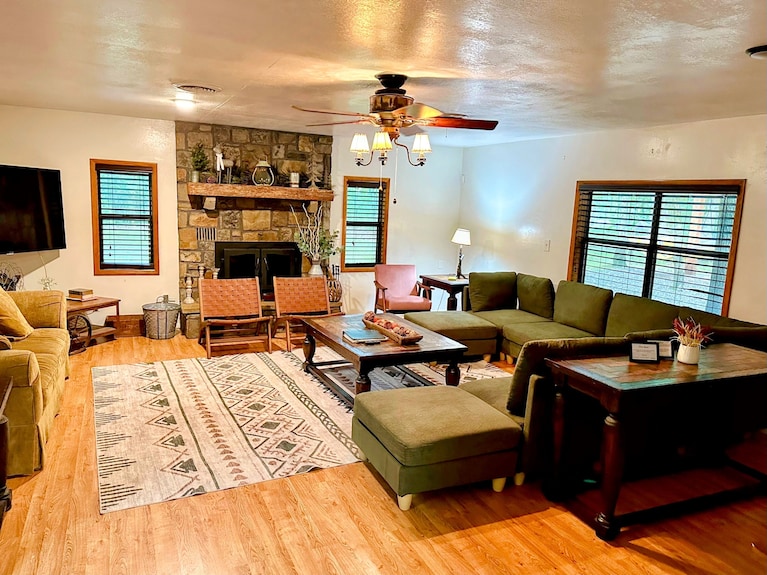 Spacious 6-br Cabin In The Heart Of Hochatown With Hot Tub, Firepit! Fits 16 - Broken Bow, OK