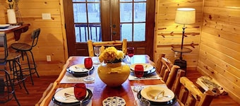 Spacious 6-BR cabin in the heart of Hochatown with hot tub, firepit! Fits 16