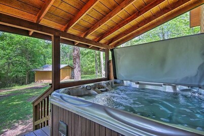 Spacious 6-BR cabin in the heart of Hochatown with hot tub, firepit! Fits 16