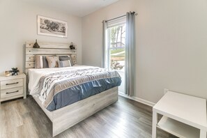 5 slaapkamers, een strijkplank/strijkijzer, internet, beddengoed