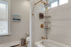 Hair dryer, towels - 1 Mi to Dtwn: Pet-Friendly Providence Apt w/ Yard (Providence)