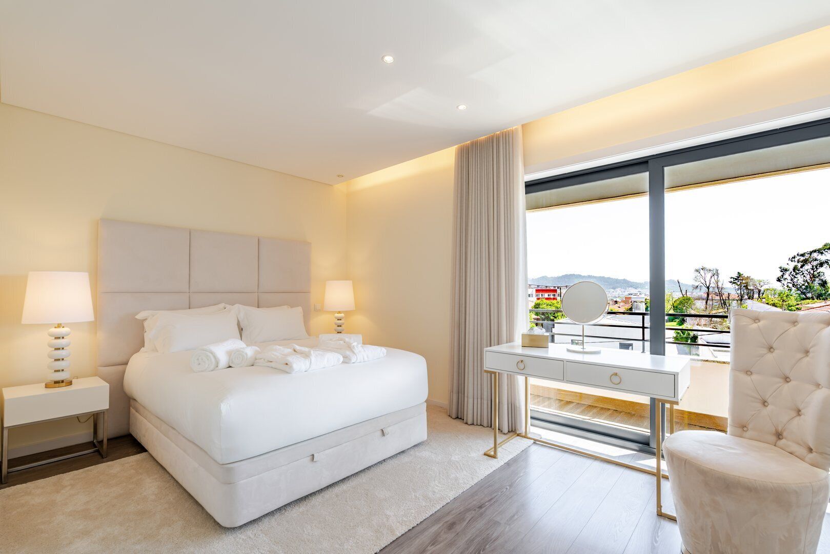 3 bedrooms, iron/ironing board, internet, bed sheets