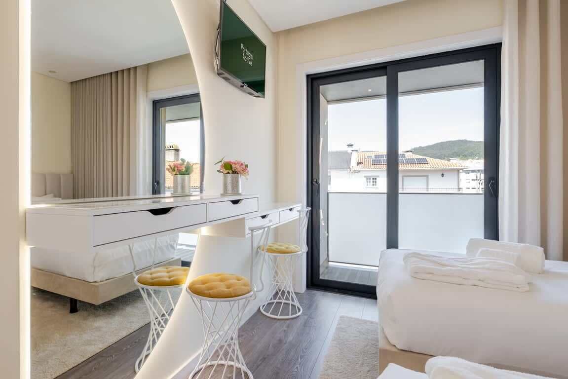 3 多间卧室、熨斗/熨衣板、上网接入、床单