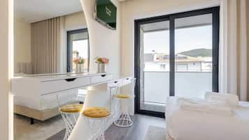 3 bedrooms, iron/ironing board, internet, bed sheets