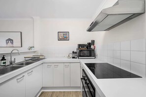 Cafetera y tetera, refrigerador, microondas y horno 