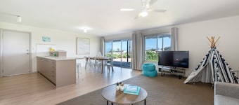 Spacious 3-Bed Ground Level Beachside Stay