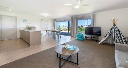 Spacious 3-Bed Ground Level Beachside Stay