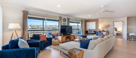 Televisie, een open haard en een kantoor