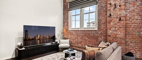 Een televisie en een kantoor