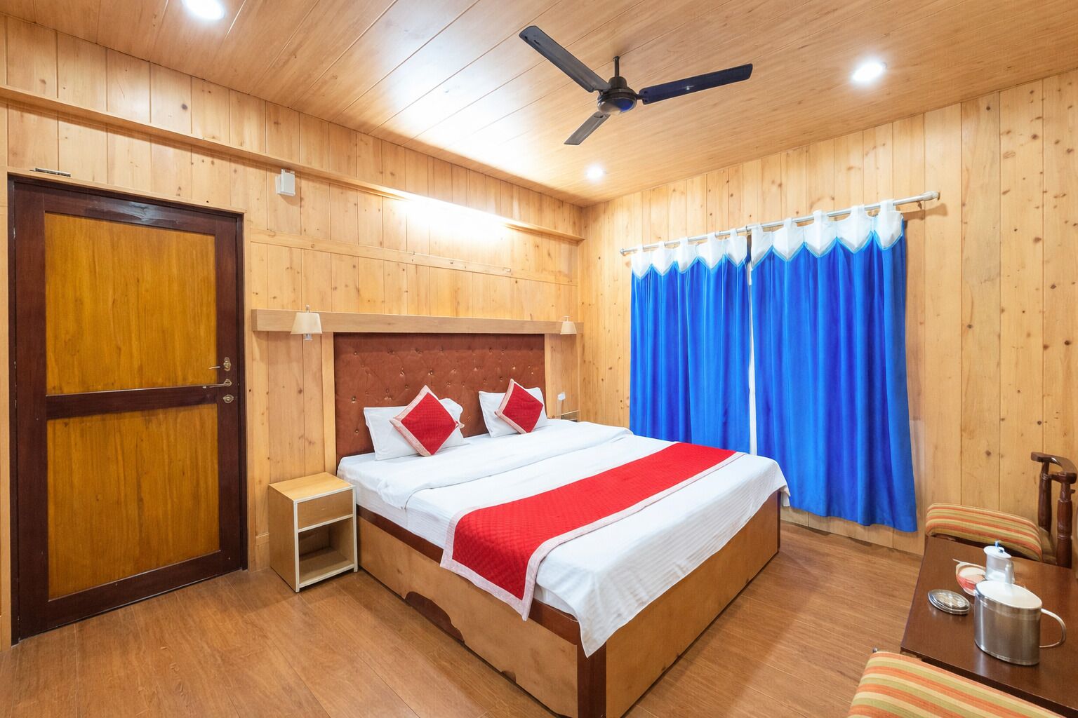 Kahden hengen deluxe-huone | Työpöytä, kannettavalle tietokoneelle sopiva työtila, äänieristys