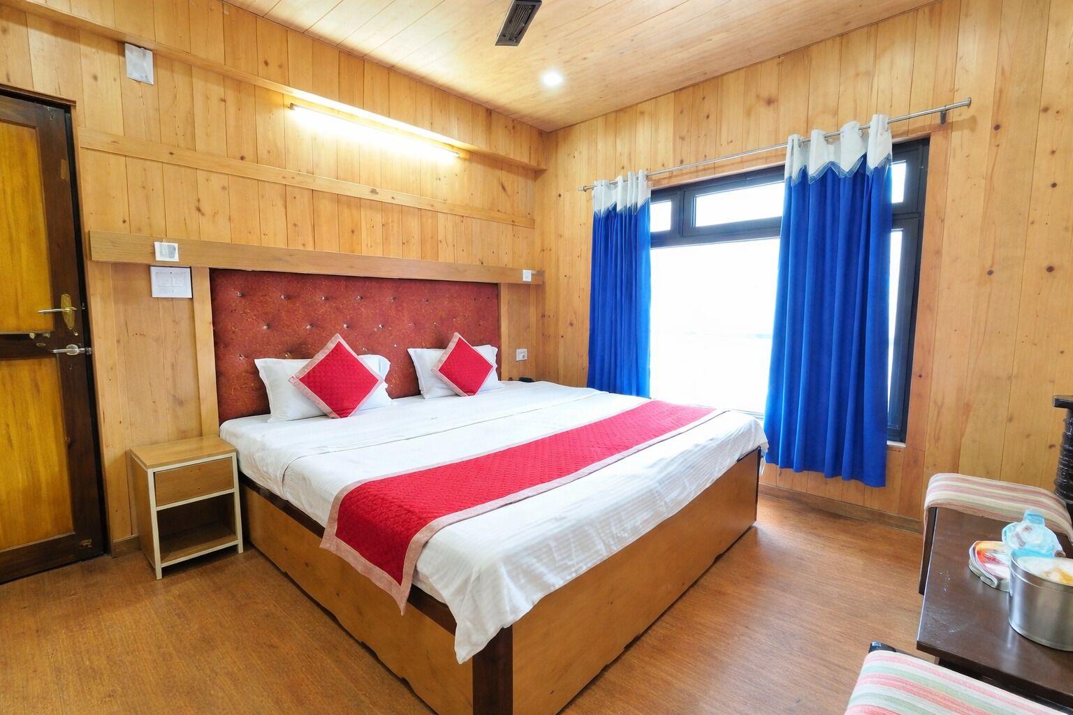 Deluxe Double Room, Lake View | Desk, laptop workspace, soundproofing, free WiFi