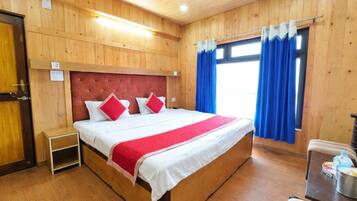 Deluxe Double Room, Lake View | Desk, laptop workspace, soundproofing, free WiFi