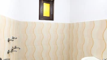 Dusj, regndusjhode, toalettartikler (inkludert) og tøfler