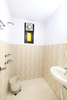 Shower, rainfall showerhead, free toiletries, slippers