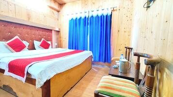 Desk, laptop workspace, soundproofing, free WiFi