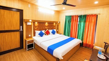 Chambre Deluxe double, vue sur le lac | Literie hypoallergénique, bureau