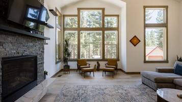 TV connectée, cheminée, chaîne hi-fi, écrans d'ordinateur