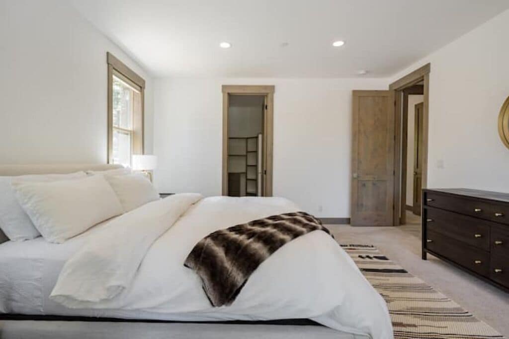 4 bedrooms, desk, iron/ironing board, travel crib