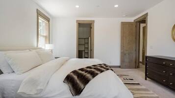 4 bedrooms, desk, iron/ironing board, travel crib