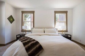 4 chambres, bureau, fer et planche à repasser, lit parapluie