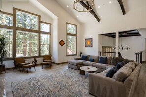 Smart TV, chimenea, estéreo, monitor de computadora