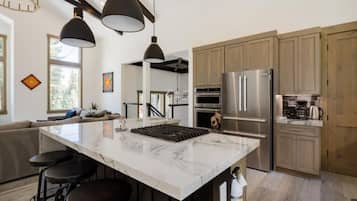 冰箱、微波炉、烤箱、炉灶