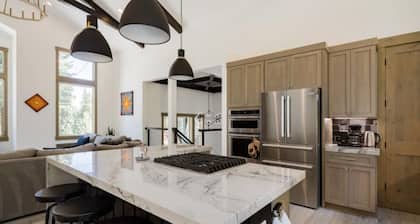 Lux Retreat 4BD/3.5B North Lake Tahoe w/Hot Tub