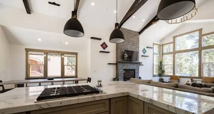 Lux Retreat 4BD/3.5B North Lake Tahoe w/Hot Tub