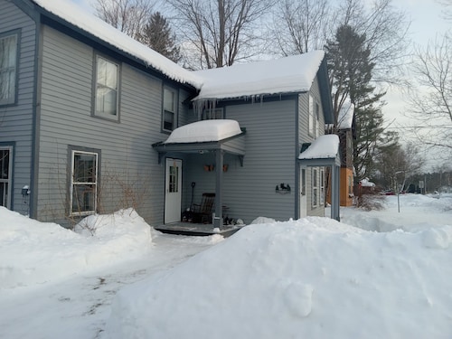 A  clean and cozy centrally located pet friendly rental .walk to all amenities