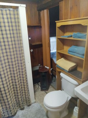 吹风机、毛巾、肥皂、卫生纸