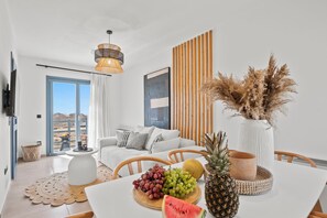 Villa - byudsigt | Opholdsområde | 42-tommers smart-tv med kabelkanaler