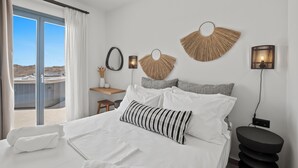 Ein Hotelzimmer mit Bett, Schreibtisch und Blick ins Freie.