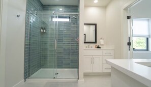 Een douche, een haardroger, handdoeken, shampoo