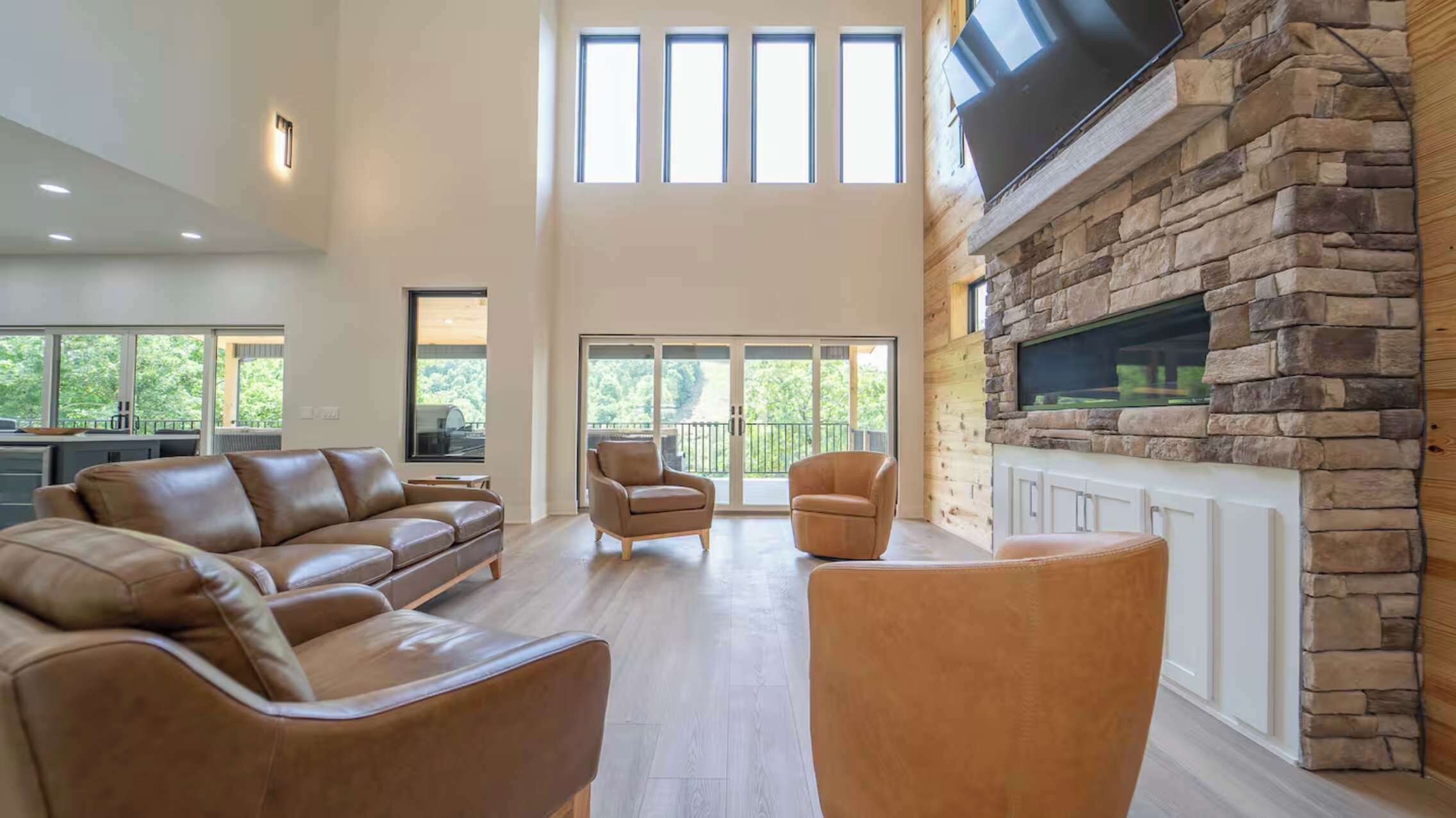 テレビ、暖炉、書斎 / ワークスペース