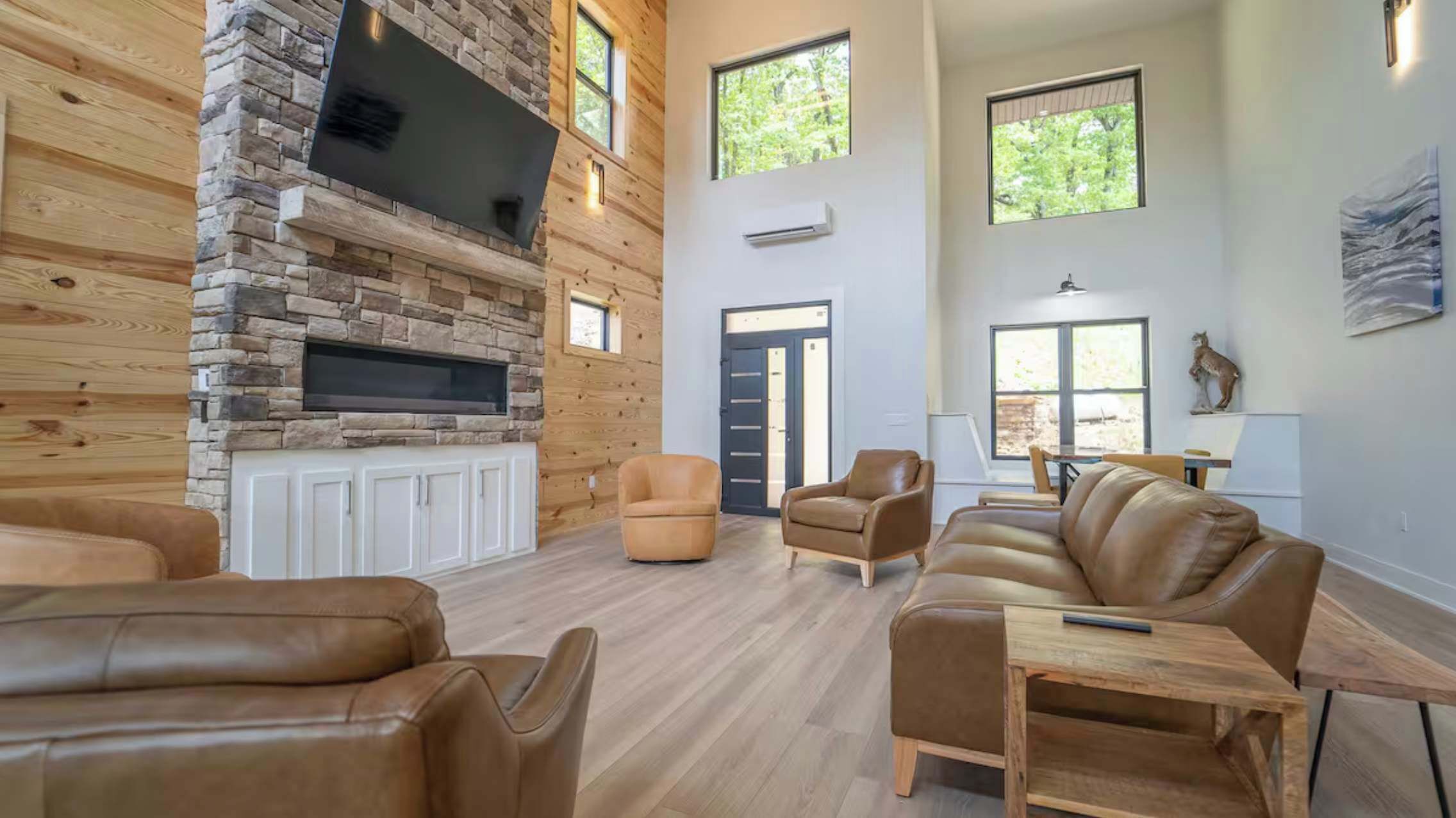 Een televisie, een open haard en een kantoor