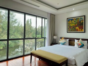 4 bedrooms, iron/ironing board, WiFi, bed sheets