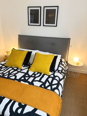 1 habitación, tabla de planchar con plancha y ropa de cama 